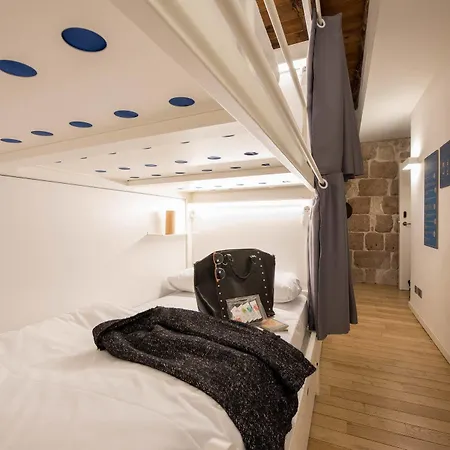 Bluesock Hostel *